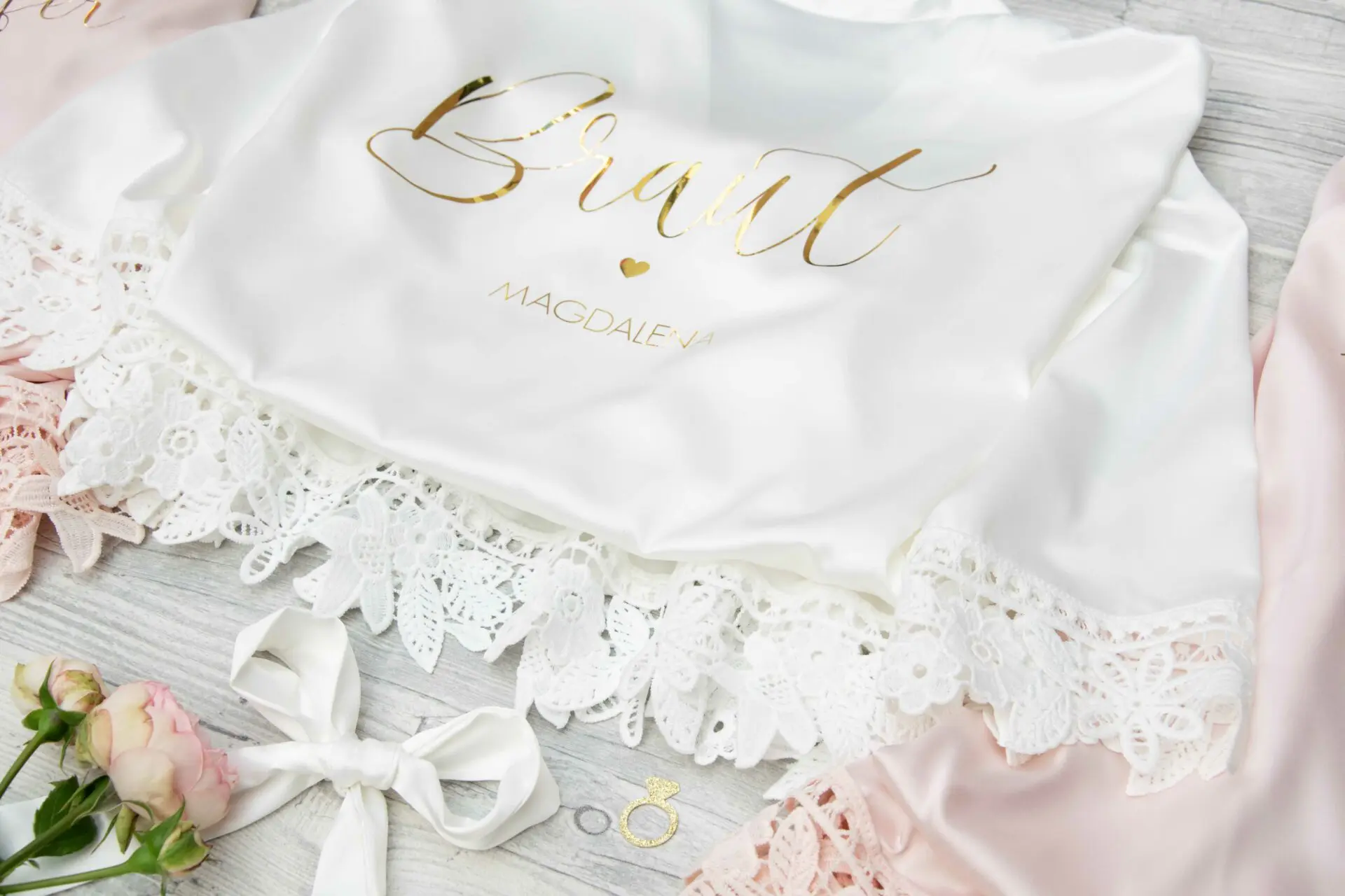 Personalisierter Satin Morgenmantel mit Stickerei Initialen auf weicher Lingerie